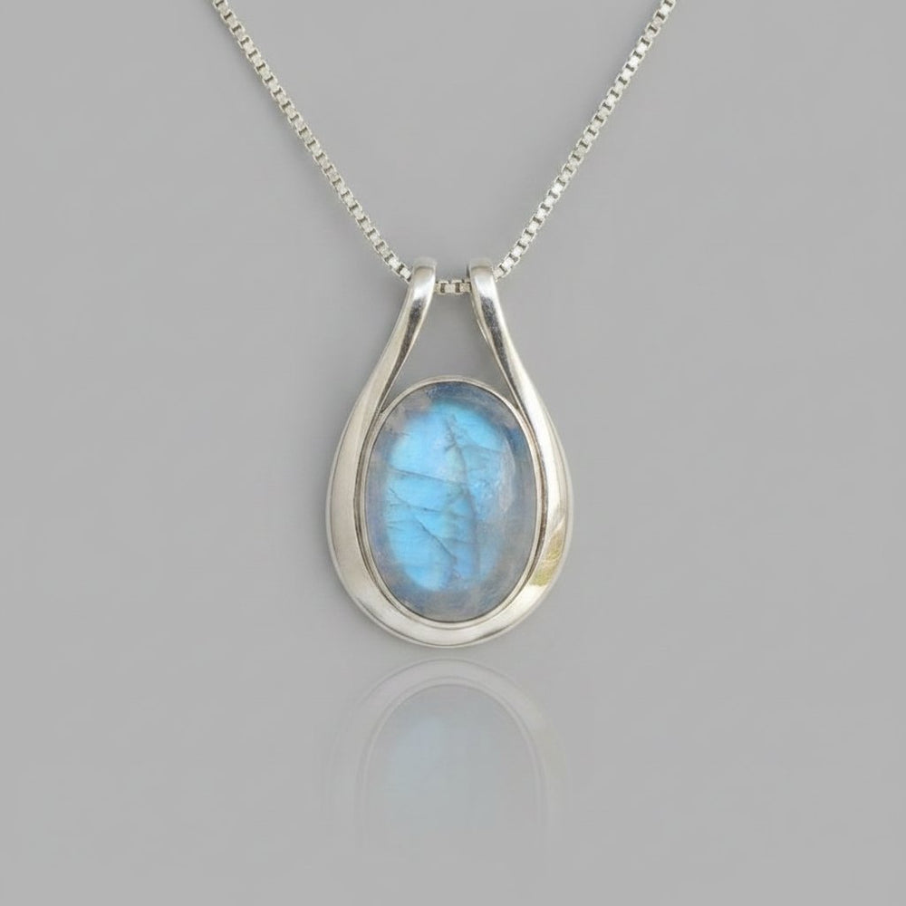 Une Moonstone Necklace