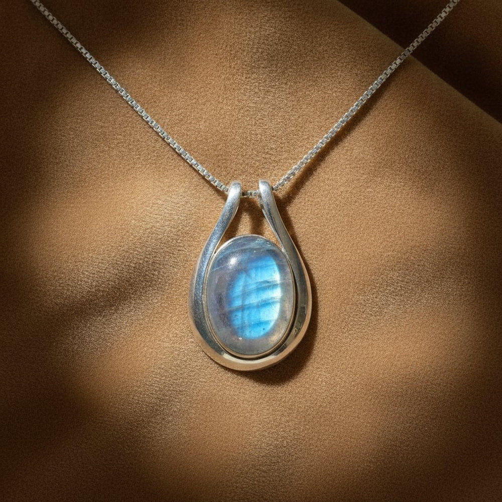 Une Moonstone Necklace