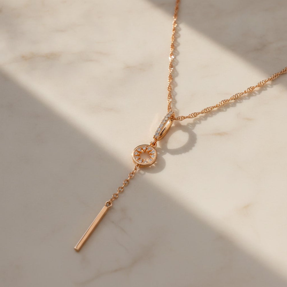 Une Crystal Pendant Necklace