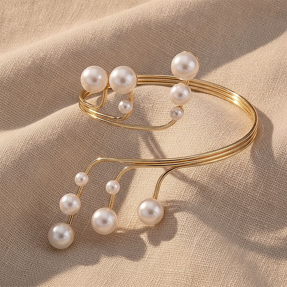 Une Pearl Bangle